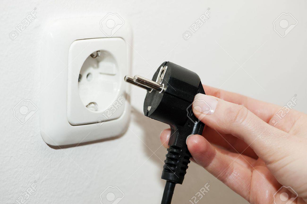 unplugging-from-a-socket-to-be-energy-efficient